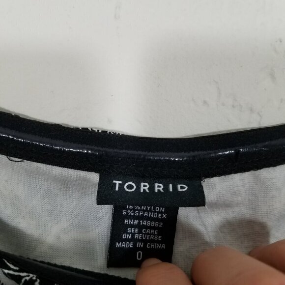 NWT Torrid Black Paisley Off Shoulder Babydoll Top Blouse Size 0 - Picture 6 of 7